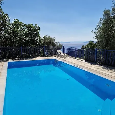 Panorama With Pool And Access *